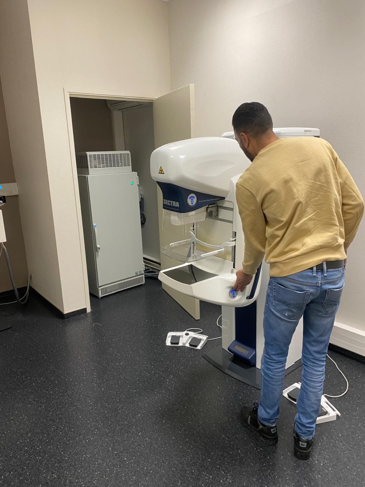 Repérage du mammographe Sectra avant dépose, bras de compression et armoire technique