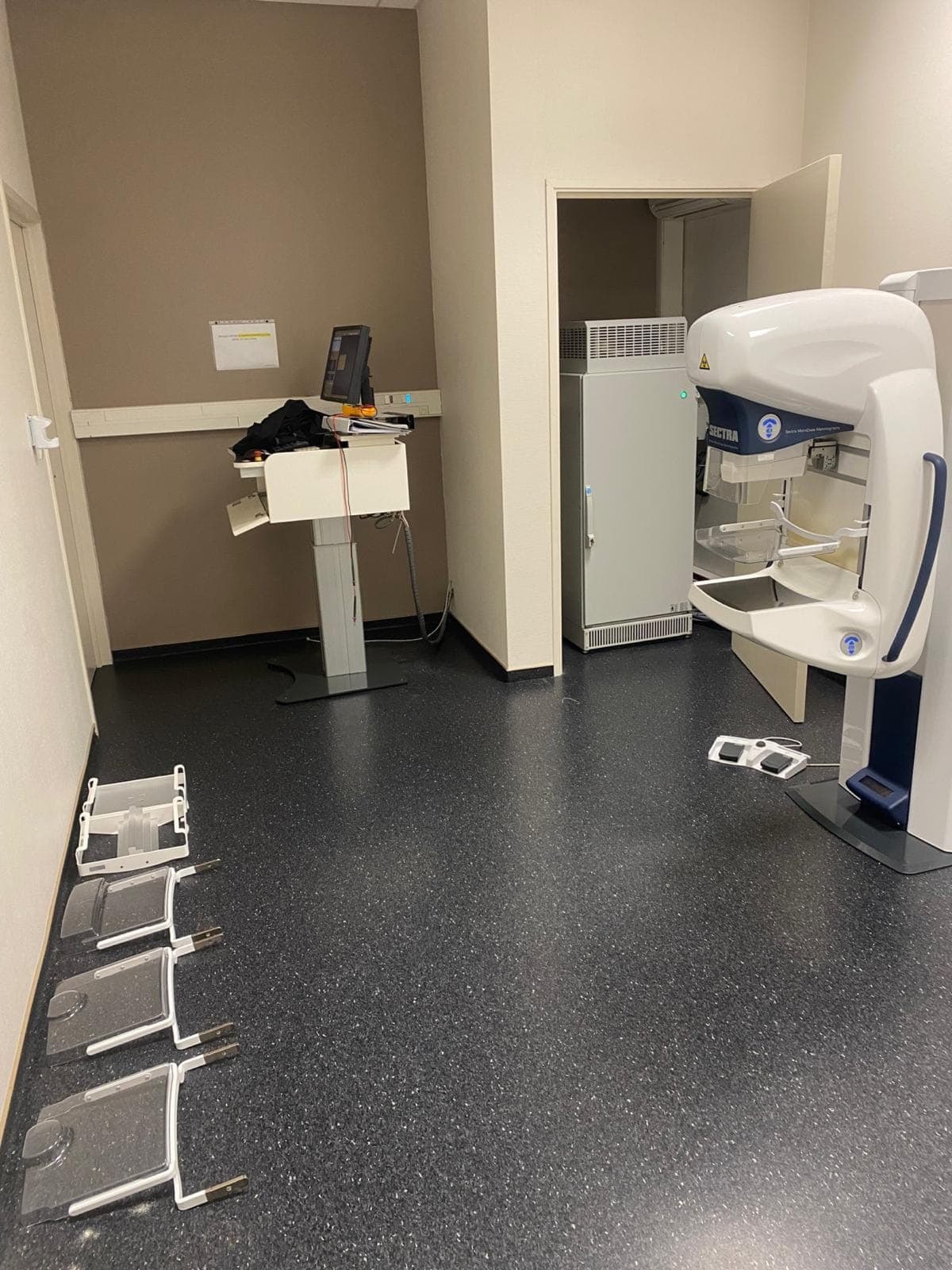 Salle de mammographie avant démontage : console et accessoires déposés au sol