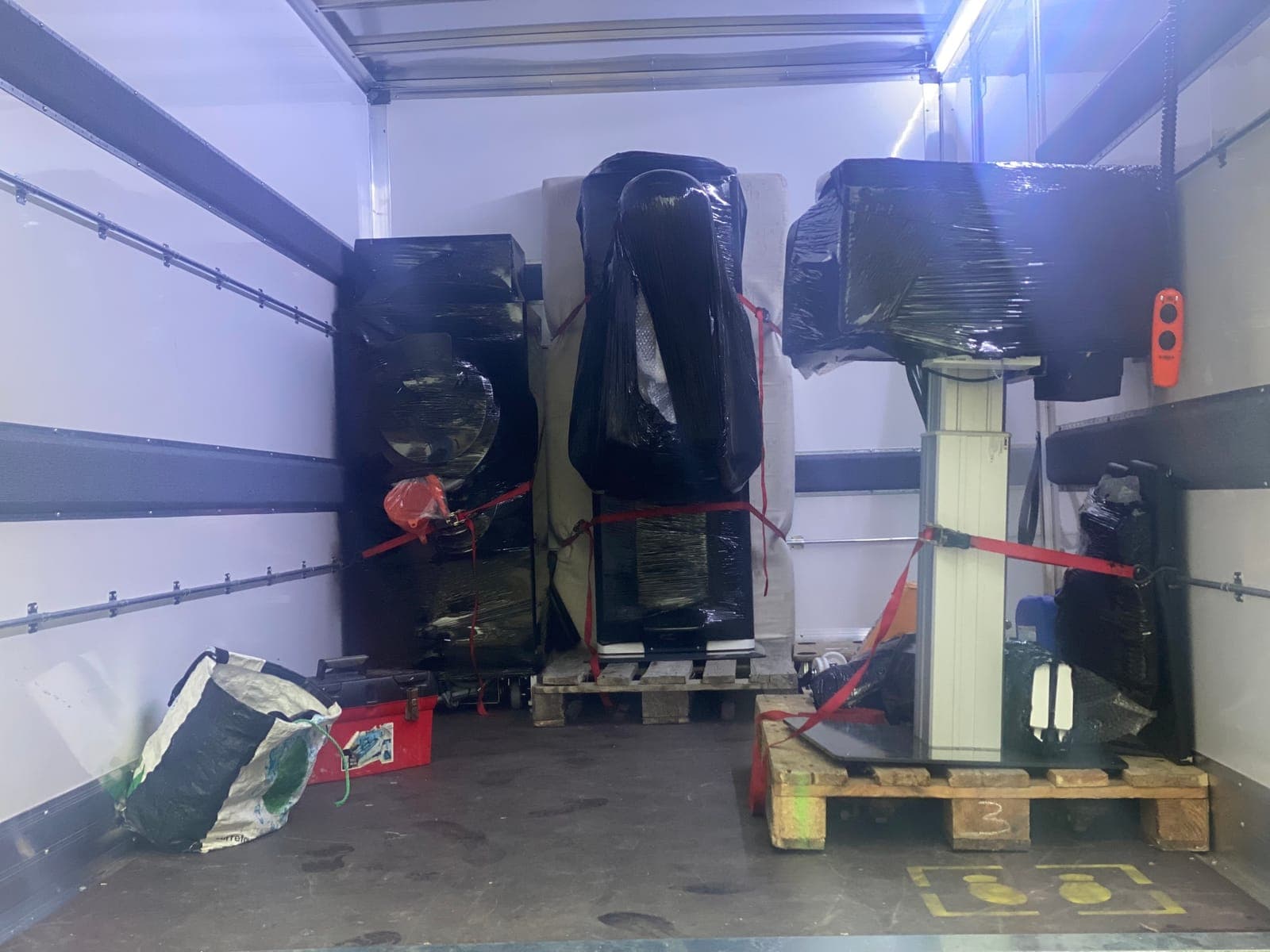 Chargement du mammographe sécurisé et sanglé dans le véhicule avant transport