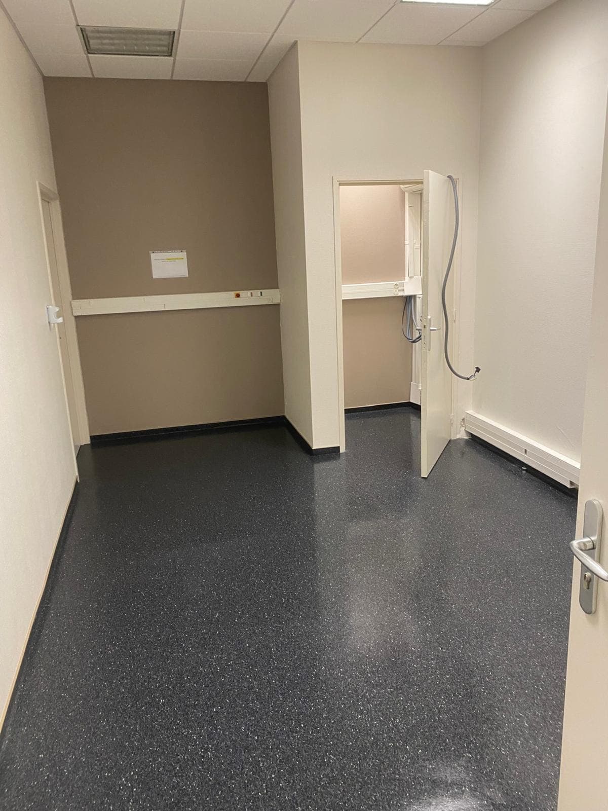 Salle de mammographie vidée après dépose de l'appareil
