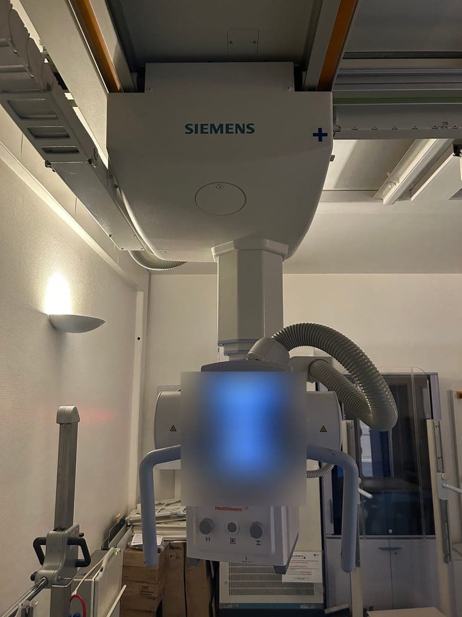Tube plafonnier de la salle de radiographie Siemens YSIO MAX sur ses rails, écran de commande masqué