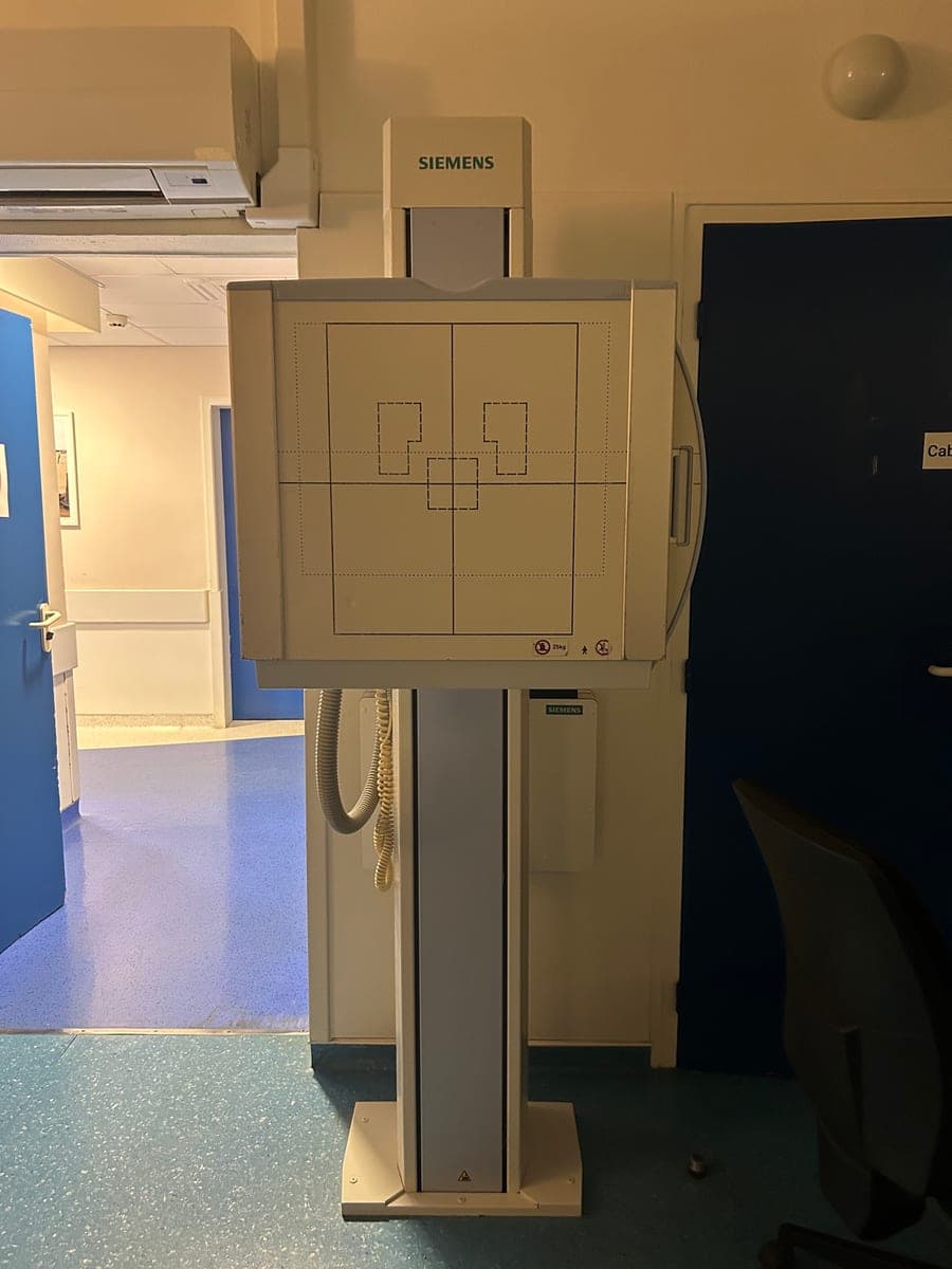 Statif mural Siemens à capteur plan de la salle de radiographie, avant dépose