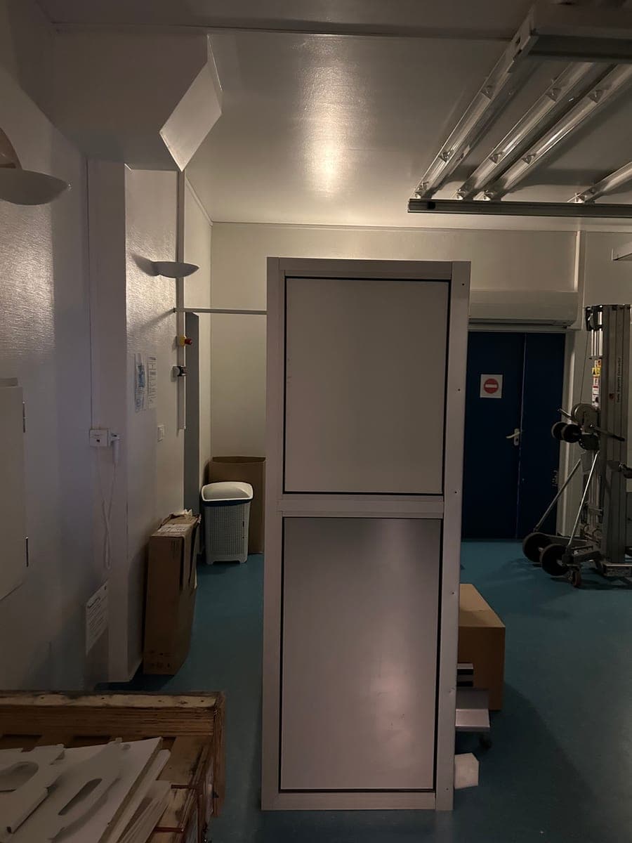 Panneaux de la salle déposés et calés, confection d'une caisse bois sur mesure