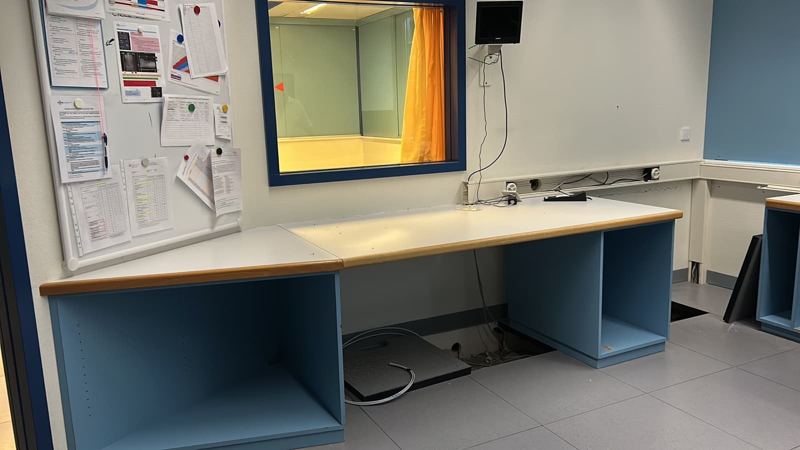 Bureau de commande après dépose, plan de travail vide, câbles déconnectés au sol