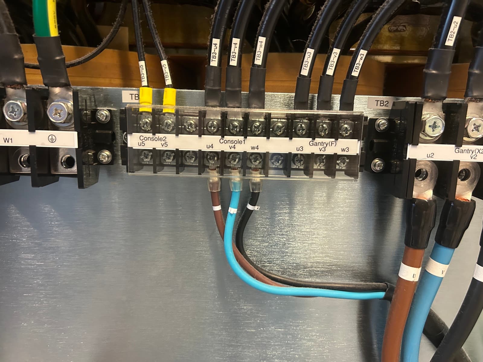 Macro du câblage électrique étiqueté Console1, Console2, Gantry pour traçabilité