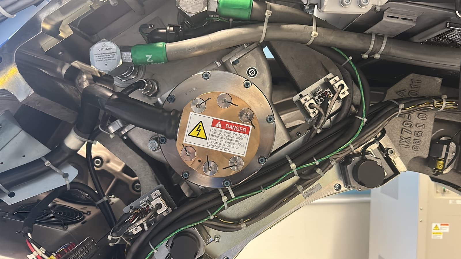 Détail technique du mécanisme rotor du scanner CT, étiquette danger