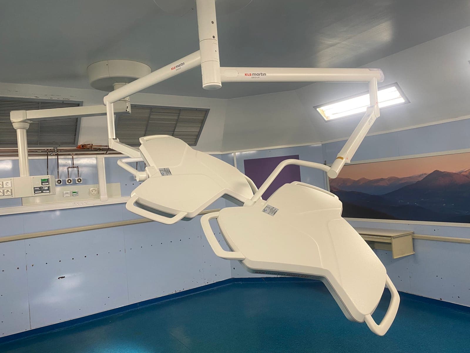 Scialytique KLS Martin marLED double coupole en place dans un bloc opératoire