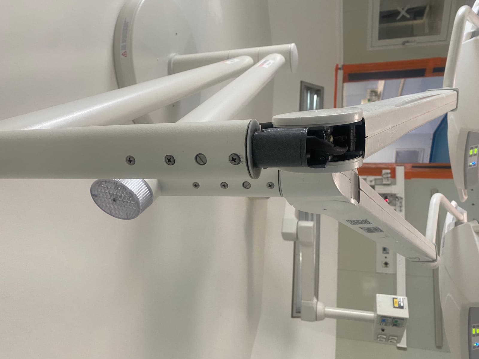 Détail du bras suspendu et de l'articulation du scialytique KLS Martin