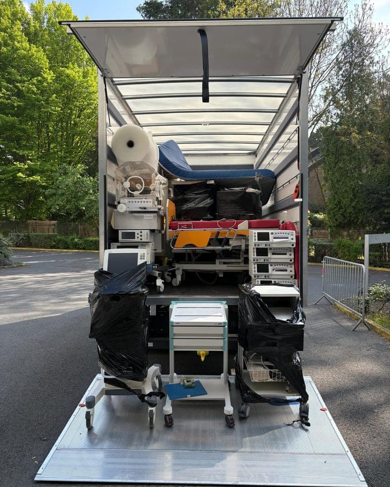 Camion chargé d'équipements médicaux conditionnés, hayon ouvert